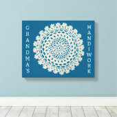 おばあちゃんの手仕事 キャンバスプリント (インサイチュ (ウッドフロア))