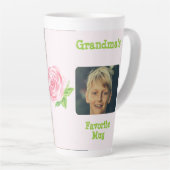 おばあちゃんの水彩バラキッズフォト カフェラテマグ (右アングル)