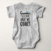 おばあちゃんの答えはいつもYes ベビーボディスーツ (裏面)