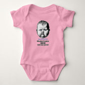 おばあちゃんは何であなたより私を愛してるの?冗談 ベビーボディスーツ (正面)