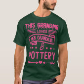 おばあちゃんは孫のおばあちゃんの陶芸大好き Tシャツ (正面)