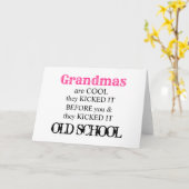 おばあちゃんは最高にクールで、昔ながらのユーモアと愛らしさがある名言 カード (黄色い花)