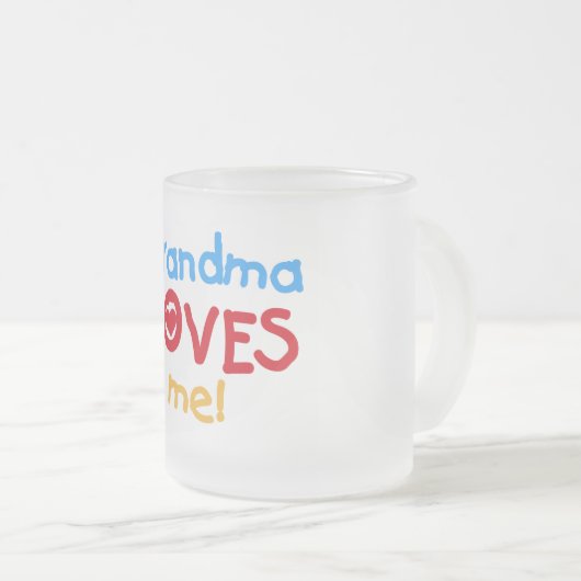 おばあちゃんは私にTシャツとギフトが大好き フロストグラスマグカップ (正面右)