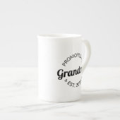 おばあちゃんエストに昇格。2021I ボーンチャイナマグカップ (正面右)