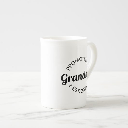 おばあちゃんエストに昇格。2021I ボーンチャイナマグカップ (正面右)