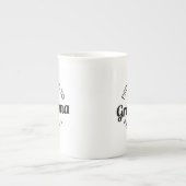 おばあちゃんエストに昇格。2021I ボーンチャイナマグカップ (正面)