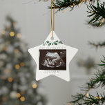おばあちゃんクリスマス妊娠発表 セラミックオーナメント<br><div class="desc">このエキサイティングなニュースを最寄りの共有と一緒にするのは良い時親愛間だ。祖母が超音波写真と一緒にいるための完璧なクリスマスプレゼントアイディア。こカスタマイズの発表の表示は、詳細を追加し、この特別なニュースについて全員に知らせる。新しい素晴らし親と赤ん坊シャワーのための贈り物。</div>