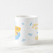 おばあちゃんサメ – 黄 コーヒーマグカップ (中央)