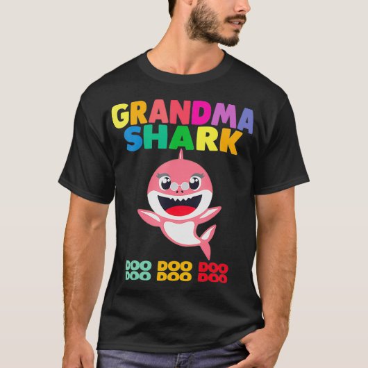 おばあちゃんシャークギフトカワイトベビーシャークデザインファミリーS Tシャツ (正面)