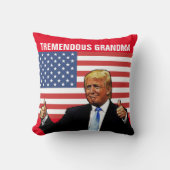 おばあちゃんドナルドが巨大なおばあちゃんの枕を切り倒す クッション (正面)