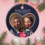 おばあちゃんハート写真かわいいメリークリスマス セラミックオーナメント<br><div class="desc">暗い真夜中のネイビーの青い黒板の背景の上に季節の水色の神聖なベリーとピンクのポインセチア花のおばあちゃん/祖父母のための美しい記念オーナメントを作る。          写真をハート図形の中に入れ、あなたの名前/文字でパーソナライズ！           愛する人のために思いやりある記念クリスマスホリデーギフトを作ることができる。</div>