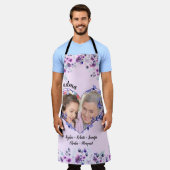 おばあちゃんパープルフローラハートグランドキッズ名&写真 エプロン (着用した状態)