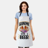 おばあちゃんビールおもしろいマグフローラ エプロン (着用した状態)