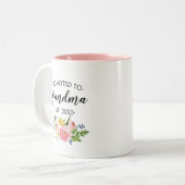 おばあちゃんフローラピンクにパーソナライズされた昇進 ツートーンマグカップ (正面左)