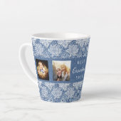 おばあちゃんブルーデニムレース写真コラージュ カフェラテマグ (左アングル)