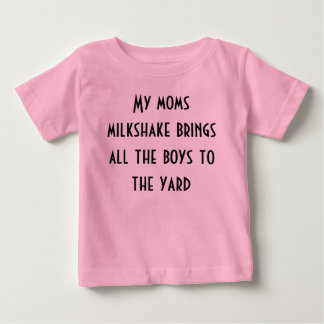 おばあちゃんミルクシェイクが男の子達を庭に連れて行く ベビーTシャツ