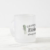 おばあちゃんモダンの台所はいつも開いたギフト最高のだ フロストグラスマグカップ (正面左)