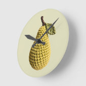 おばあちゃんモダンイエローグリーンクロチェットナシフルーツ ラウンド壁時計 (傾斜)