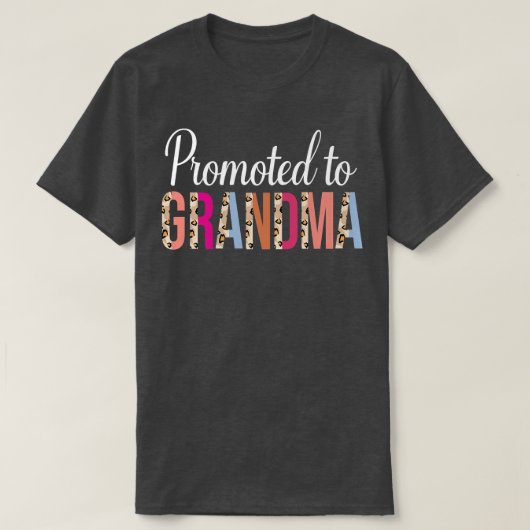 おばあちゃん妊娠アナウンスメントヒョウに昇進 Tシャツ (デザイン正面)