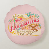 おばあちゃん我々すべての抱擁 – 私たちの愛を送信ピンク ラウンドクッション (裏面)