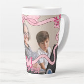 おばあちゃん最高のと孫ほこりっぽいピンクデザイン カフェラテマグ (右アングル)