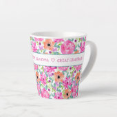 おばあちゃん素晴らしオールオーバーフローラピンクオレンジグリーン カフェラテマグ (右アングル)