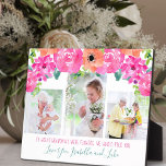 おばあちゃん素晴らし詩3フォトピンクフローラ フォトプラーク<br><div class="desc">おばあちゃんのための3つの写真で自分の写真のプラークを作成すお気に入りのる素晴らし（誰でも編集可能）。この写真テンプレートは、写真を追加するように設定されており、ポートレートと正方形のinstagram形式で表示される。このデザインフェミニンはお洒落、緑のダッシュとピンクとアプリコオレンジの花の水色のフローラを備え縁どて、大文字のタイポグラフィと手書きのスクリプトの組み合わせエレガントで文字が書かれている。それは読現在"おばあちゃんもしの花だった、私たちはあなたを選ぶだろう… [あなたの名前]。おばあちゃん素晴らしをnana、gigi、grammieなど素晴らしに編集でき、1つまたは複数の孫からかどうかを変更し、名前を追加する。</div>