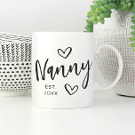 おばあちゃん設立のナニー・イヤー コーヒーマグカップ<br><div class="desc">「Nanny」を手に持ち、ハートにアクセントシンプルをつけたスクリプトレタリングをスケッチしたデザインで、おばあちゃんのための甘い形見を作成する。彼女は可愛い母の日や妊娠の発表の贈り物のための祖母になった年でパーソナライズ。</div>