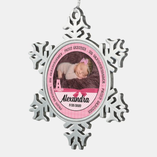 おばあちゃん誇りを持ったピンク新生児モノゴラム スノーフレークピューターオーナメント (右)