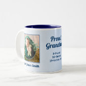 おばあちゃん誇りを持った新生児イン青い写真 ツートーンマグカップ (正面左)