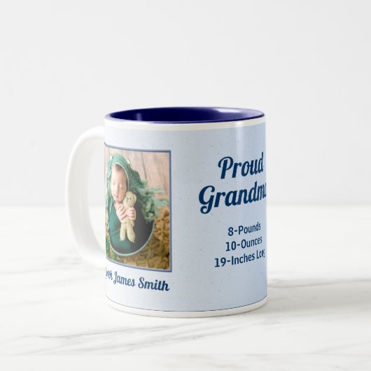 おばあちゃん誇りを持った新生児イン青い写真 ツートーンマグカップ (正面左)