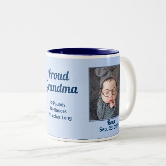 おばあちゃん誇りを持った新生児イン青い写真 ツートーンマグカップ (正面右)