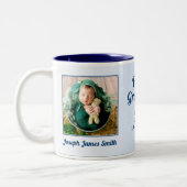 おばあちゃん誇りを持った新生児イン青い写真 ツートーンマグカップ (左)