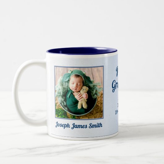 おばあちゃん誇りを持った新生児イン青い写真 ツートーンマグカップ (左)