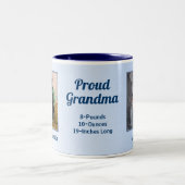 おばあちゃん誇りを持った新生児イン青い写真 ツートーンマグカップ (中央)