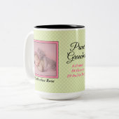 おばあちゃん誇りを持った新生児グリーンとピンク2の写真 ツートーンマグカップ (正面左)