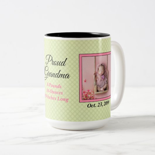 おばあちゃん誇りを持った新生児グリーンとピンク2の写真 ツートーンマグカップ (正面右)