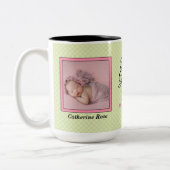 おばあちゃん誇りを持った新生児グリーンとピンク2の写真 ツートーンマグカップ (左)