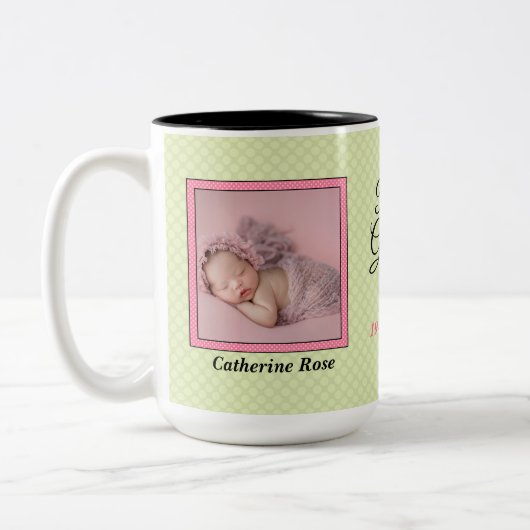 おばあちゃん誇りを持った新生児グリーンとピンク2の写真 ツートーンマグカップ (左)
