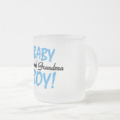おばあちゃん誇りを持った男の赤ちゃんTシャツとギフト フロストグラスマグカップ (正面右)