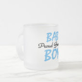 おばあちゃん誇りを持った男の赤ちゃんTシャツとギフト フロストグラスマグカップ (正面左)