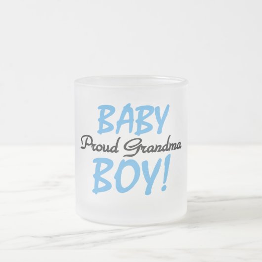 おばあちゃん誇りを持った男の赤ちゃんTシャツとギフト フロストグラスマグカップ (中央)