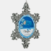 おばあちゃん誇りを持った赤ちゃんブルーモノグラムC猫用 スノーフレークピューターオーナメント (左)