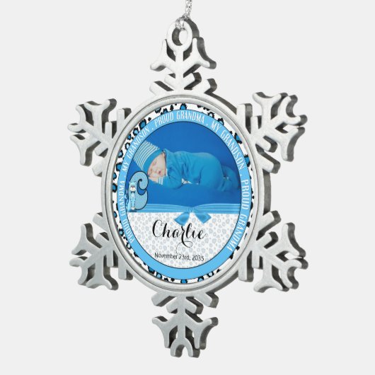 おばあちゃん誇りを持った赤ちゃんブルーモノグラムC猫用 スノーフレークピューターオーナメント (右)