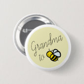 おばあちゃん赤ちゃんシャワー黄色ボタン 缶バッジ (正面&裏面)