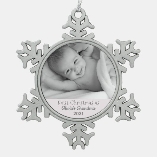 おばあちゃん1stクリスマスフォトパーソナライズされたグランドダグ スノーフレークピューターオーナメント (正面)