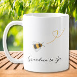 おばあちゃん コーヒーマグカップ<br><div class="desc">このコーヒーマグは飾水の色の蜂蜜のハチとスクリプトのタイポグラフィの「おばあちゃんスタイリッシュとビー」。モノグラムで簡単にカスタマイズ。妊婦さんのために素敵な贈り物をする。オリジナル水彩©ミケーレ・デイヴィス。</div>