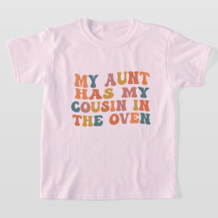 おばちゃんがオーブンにおいちゃんを入れています おばの妊娠 Tシャツ