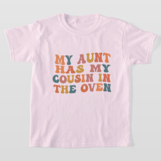 おばちゃんがオーブンにおいちゃんを入れています おばの妊娠 Tシャツ