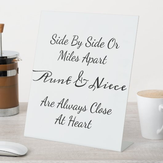 おばと姪の引用 – 隣にいる時も離れている時も 台座サイン (インサイチュ)